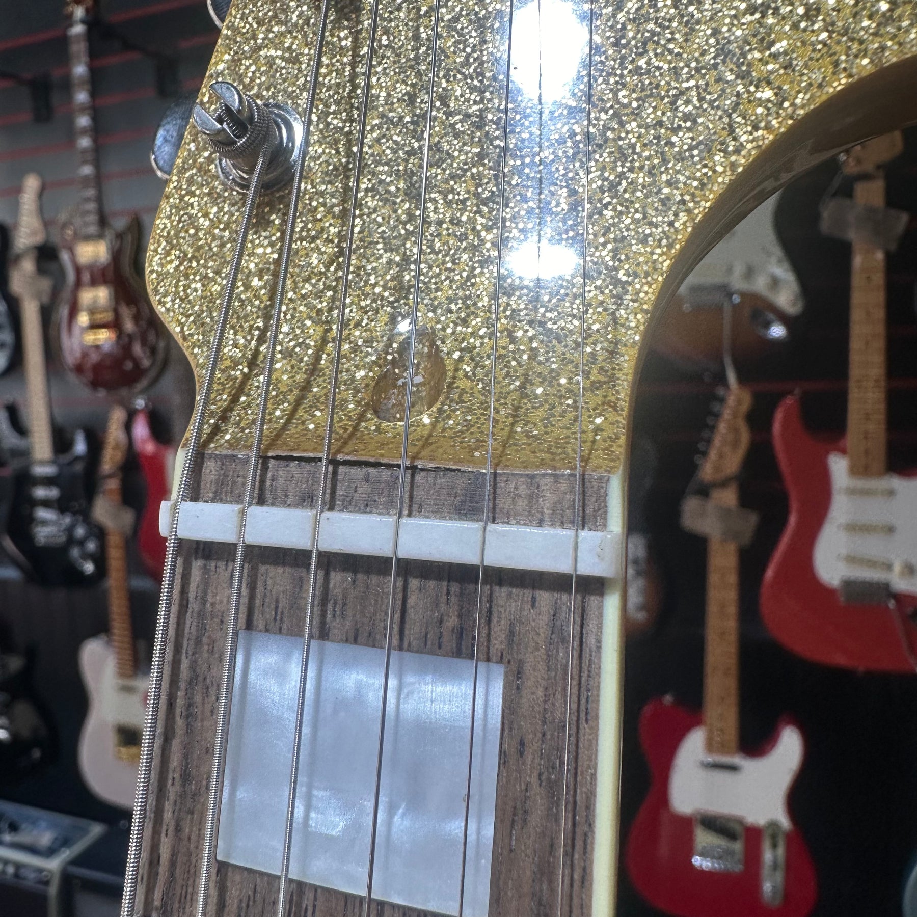 Squier Limited Edition Classic Vibe '70s Jaguar - Gold Sparkle with Matching Headstock - B-STOCK